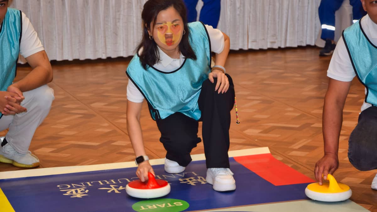 杭州德尔塔拓展｜旱地冰壶团建现场示意图