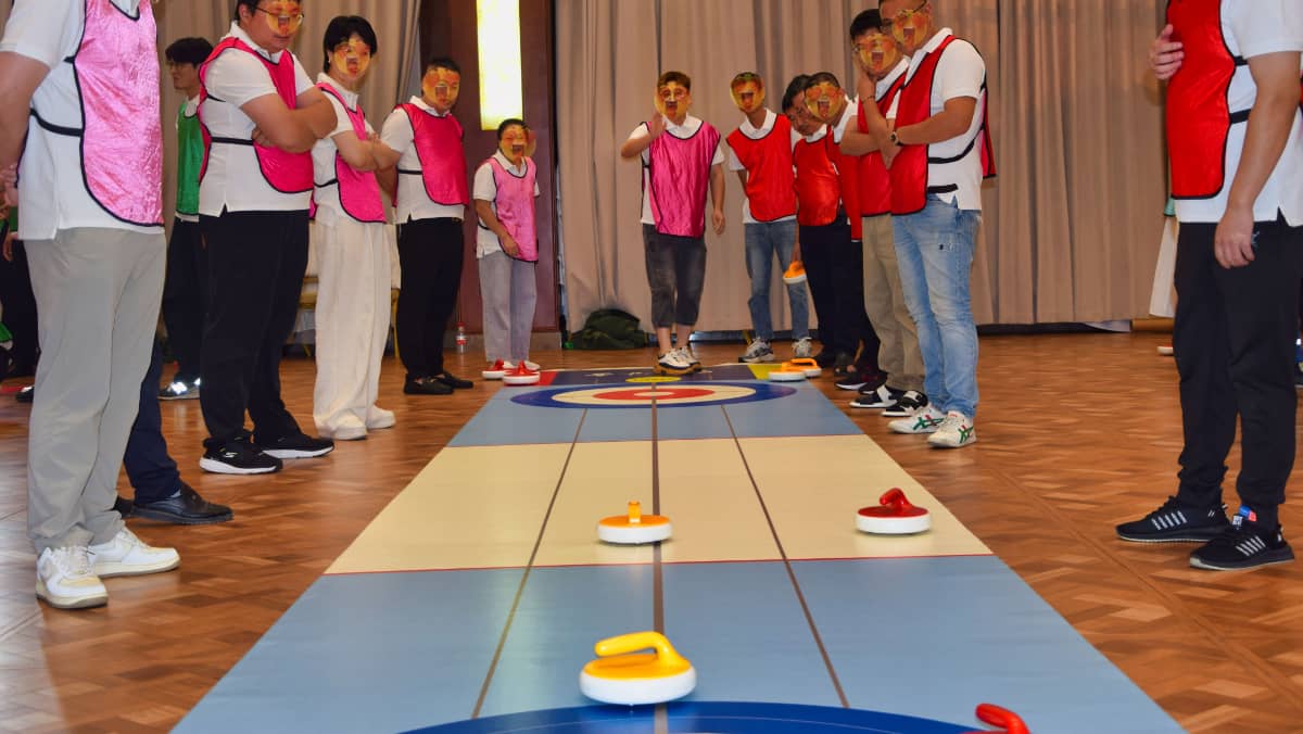 杭州德尔塔拓展｜旱地冰壶团建现场示意图