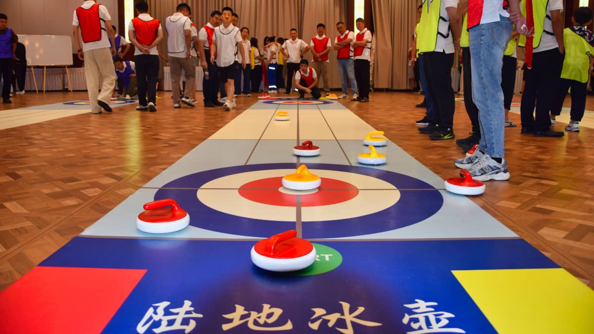 杭州德尔塔拓展｜旱地冰壶团建现场示意图