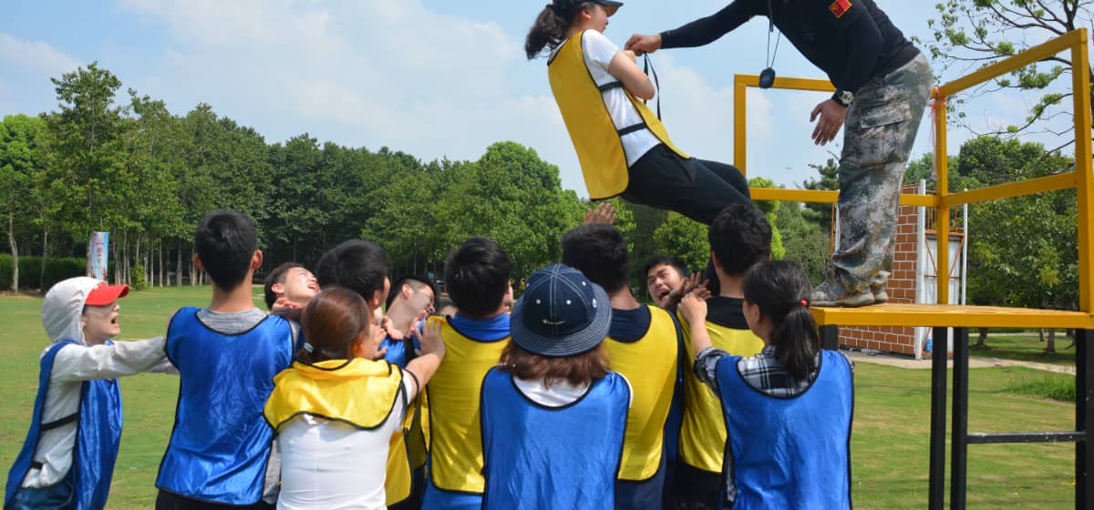 信任背摔| 杭州德尔塔拓展团队建设课程